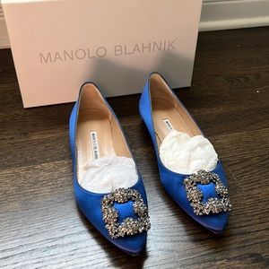Hear Manolo Hangisi Satin flats in color cobalt blue
